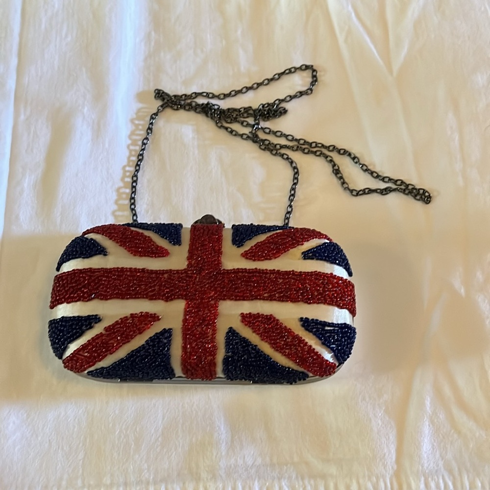 Union Jack Beaded Purse 
Rhinestone Skull Clasp
Never been used
Size 8” x 5”